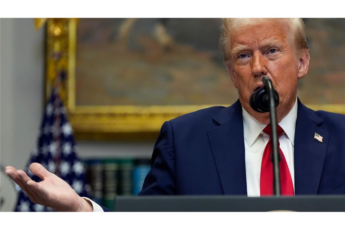 Trump droht Moskau mit Sanktionen - warnt vor "harter Tour" US-Präsident Donald Trump fordert für den russischen Angriffskrieg gegen die Ukraine eine Verhandlungslösung - mit Nachdruck.