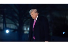 US-Präsident Donald Trump geht bei seiner Ankunft am Weißen Haus über den South Lawn.