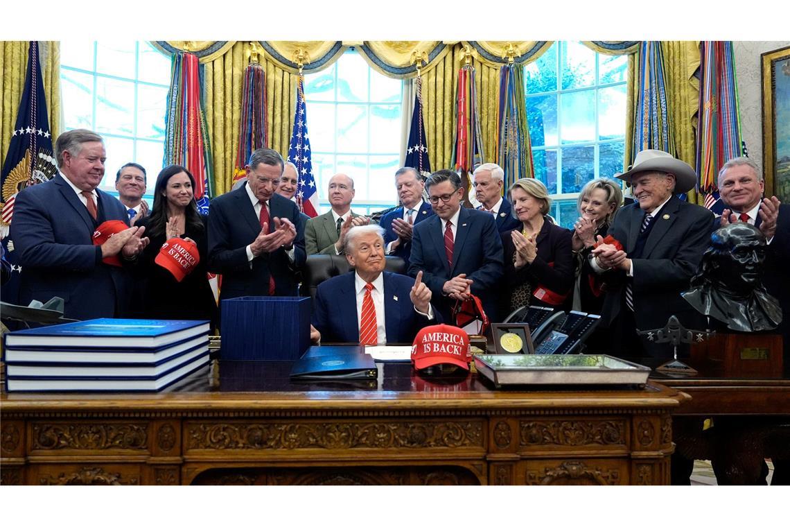 US-Präsident Donald Trump gestikuliert im Oval Office des Weißen Hauses.