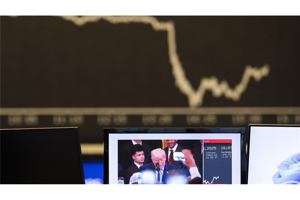 Dax bricht nach Zolldrohung von Trump gegen EU ein US-Präsident Donald Trump hat an der Frankfurter Börse für einen Einbruch des DAX gesorgt.