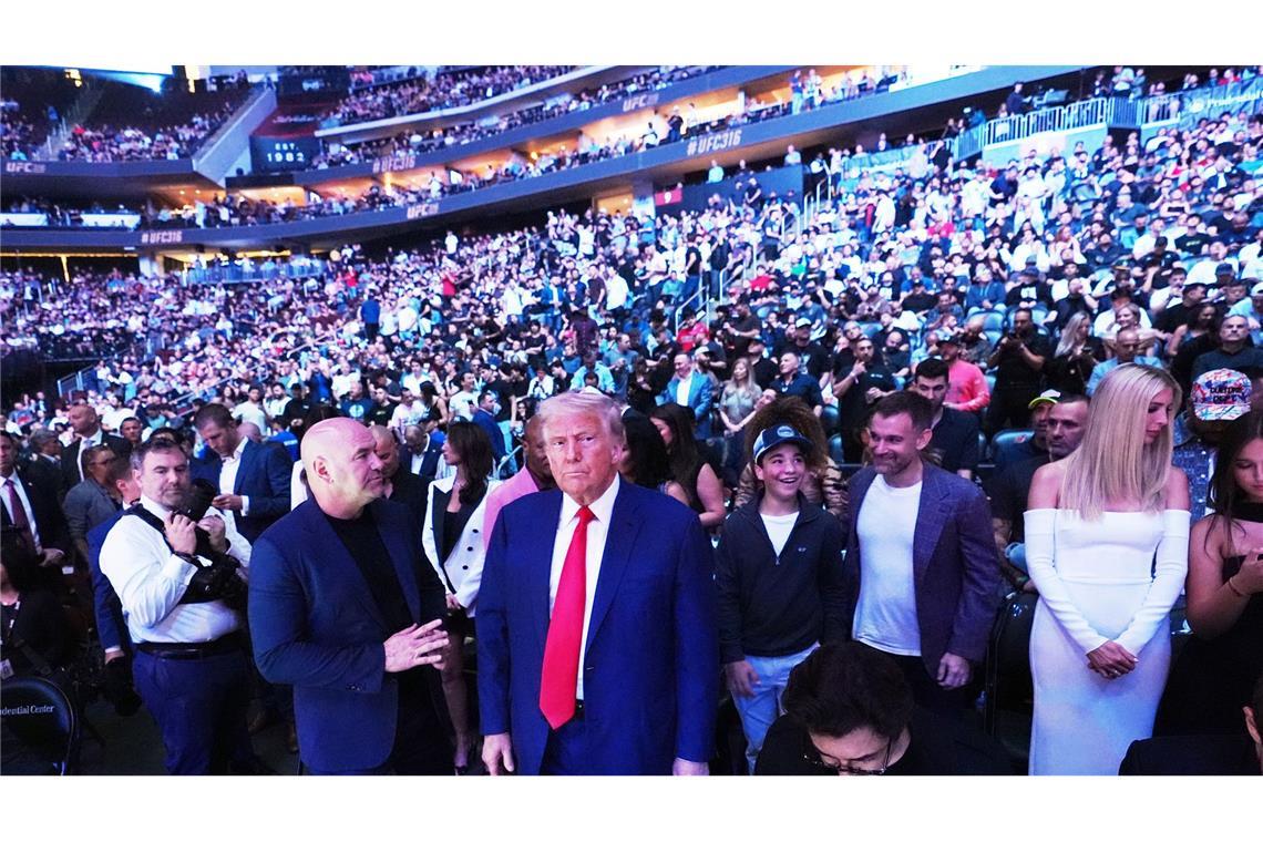 US-Präsident Donald Trump - hier mit UFC-Boss Dana White - gilt als Mixed-Martial-Arts-Fan. Athleten des Kampfsports sollen nun FBI-Mitarbeiter trainieren. (Archivbild)