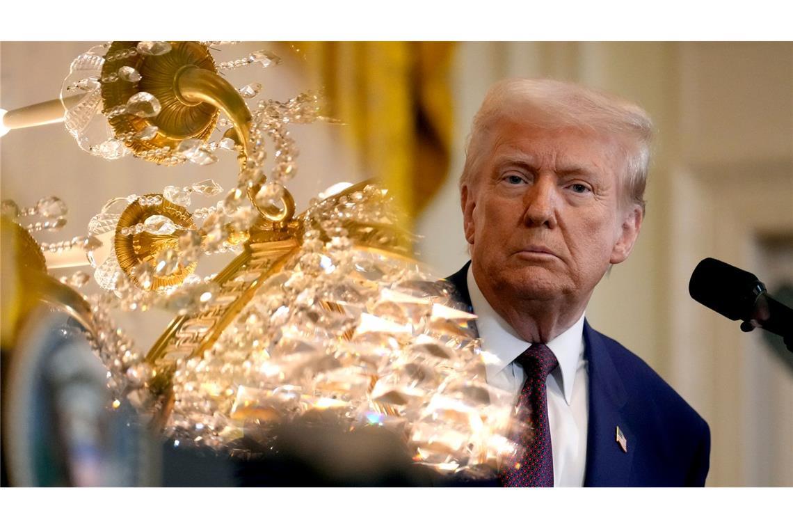 Bilder des Tages US-Präsident Donald Trump hört während einer Pressekonferenz mit dem indischen Premierminister Modi im East Room des Weißen Hauses zu, während sich ein Kronleuchter im Glas des Teleprompters spiegelt.