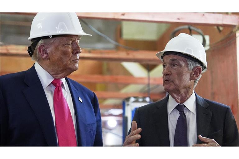 US-Präsident Donald Trump hört zu, als der US-Notenbank-Chef Jerome Powell, während eines Besuchs bei der Federal Reserve spricht.