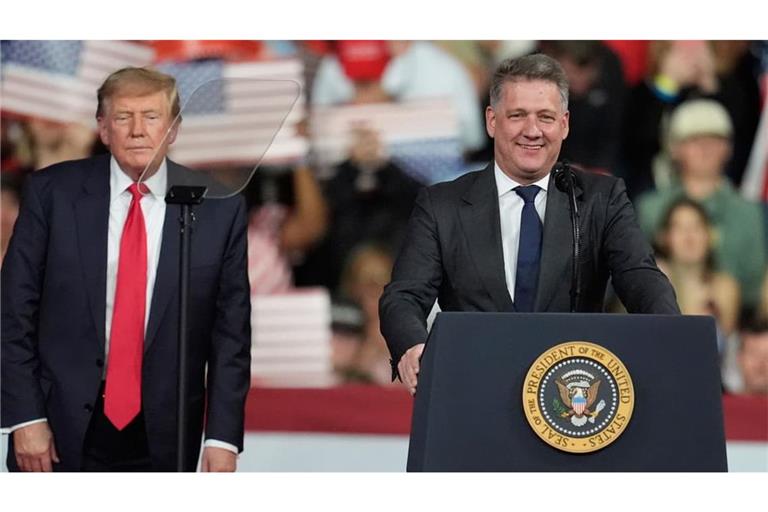 US-Präsident Donald Trump hört zu, während Gernot Döllner, Vorstandsvorsitzender der Audi AG, bei einer Wahlkampfveranstaltung im Guardian Centers of Georgia spricht.