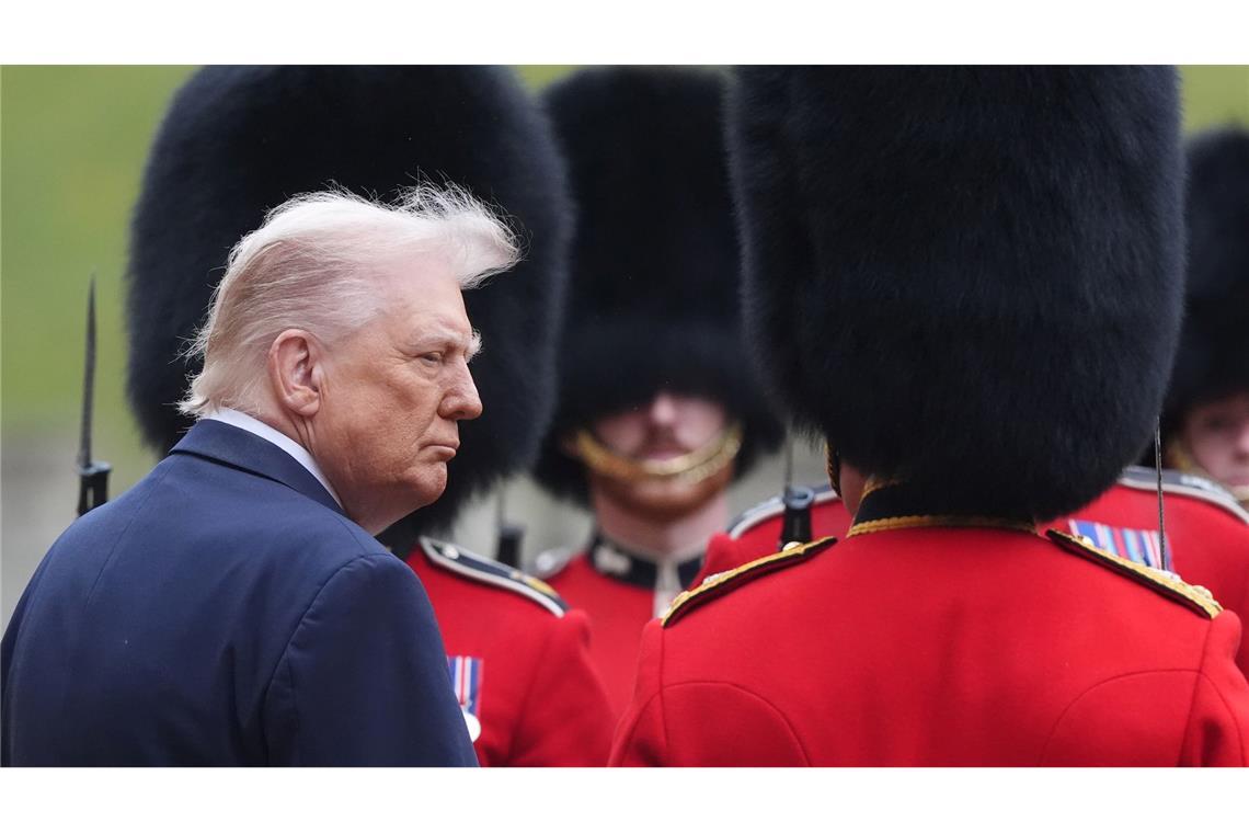 US-Präsident Donald Trump inspiziert die Ehrengarde während der feierlichen Begrüßung auf Schloss Windsor.