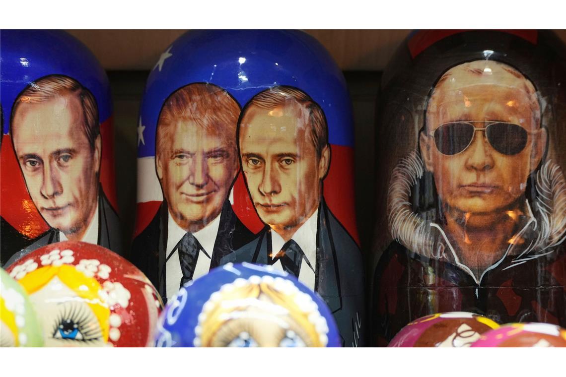 Kompromat? Trump, Putin und das Steele-Dossier US-Präsident Donald Trump ist dem russischen Staatschef Wladimir Putin freundlicher zugeneigt, als es vielen Menschen im Westen lieb ist. (Archivfoto)