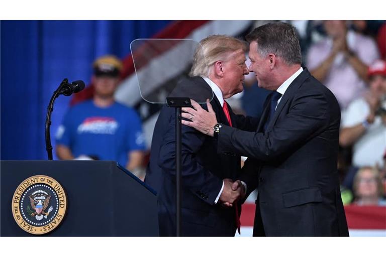 US-Präsident Donald Trump kann sich freuen: Audi-Chef Gernot Döllner steht gemeinsam mit ihm auf der Bühne und verkündet den Bau einer Fabrik in den USA. Im Bundestaat Gergia sollen dabei rund 4500 Arbeitsplätze entstehen.
