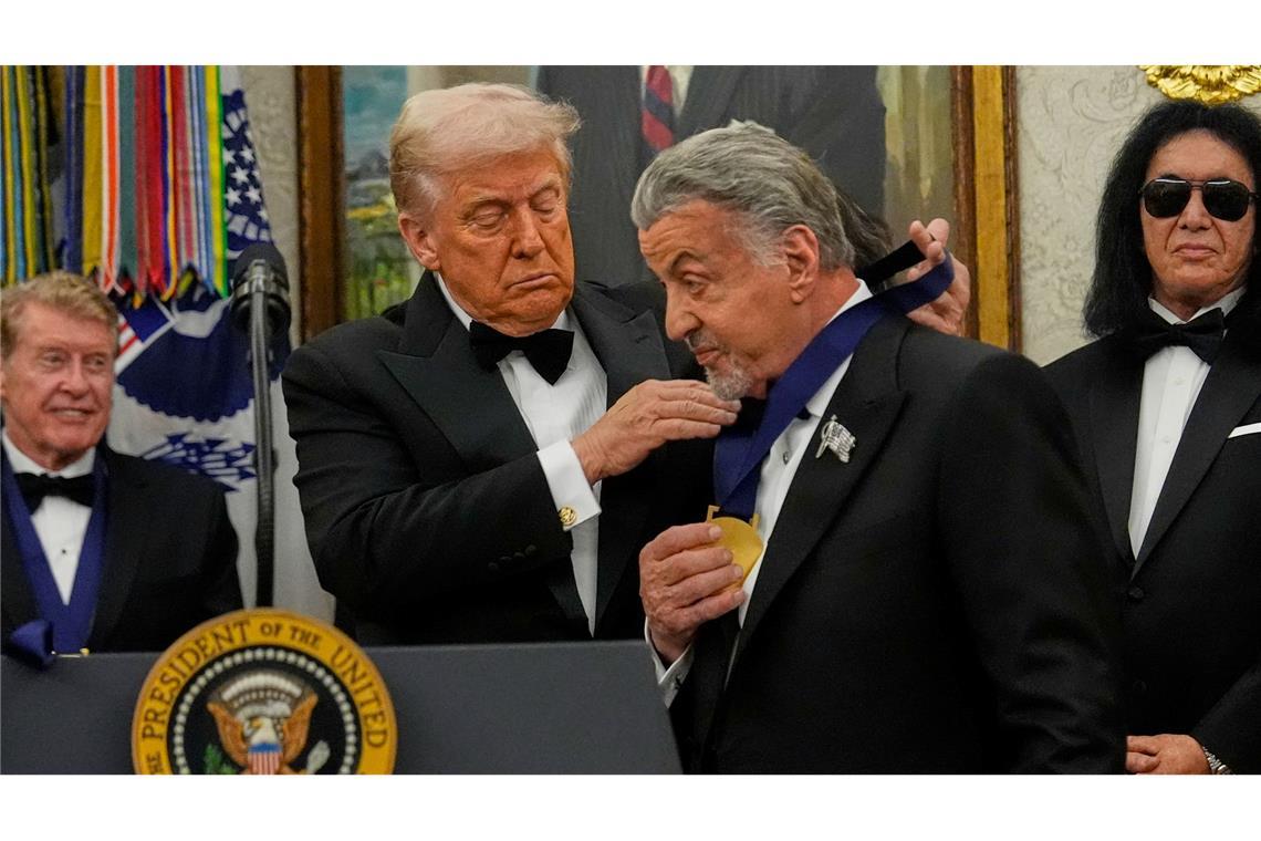 US-Präsident Donald Trump (l) überreicht Sylvester Stallone Kennedy Center Honors-Medaille.