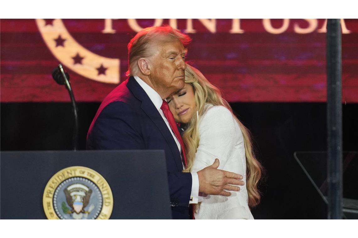 Trump: „Ich hasse meine Gegner“ US-Präsident Donald Trump (l) umarmt Erika Kirk bei der Trauerfeier für ihren Mann, den konservativen Aktivisten Charlie Kirk, im State Farm Stadium.