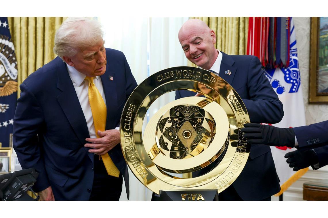 US-Präsident Donald Trump (l) und FIFA-Präsident Gianni Infantino mit der goldenen WM-Trophäe im Oval Office des Weißen Hauses.
