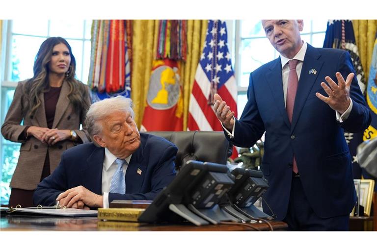 US-Präsident Donald Trump (M) droht mit Spielverlegungen, FIFA-Präsident Gianni Infantino gibt sich zurückhaltend.