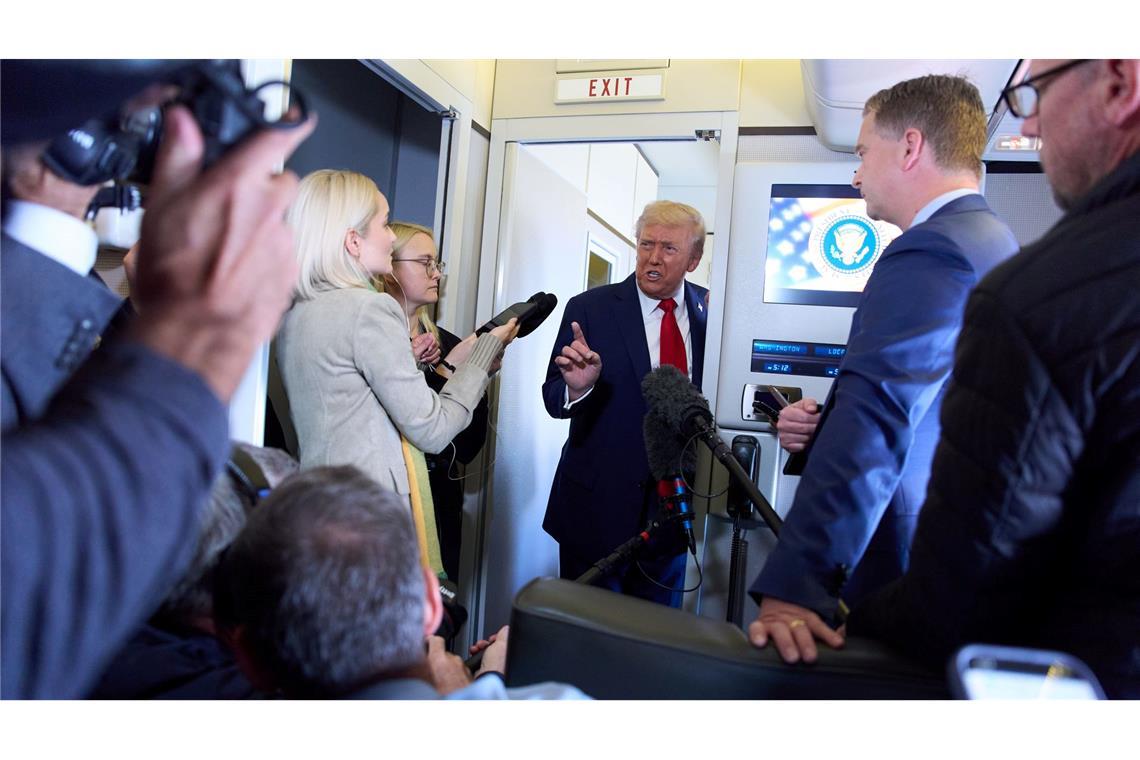US-Präsident Donald Trump (M) erklärt an Bord der Air Force One den Gaza-Krieg für beendet. (Archivbild)