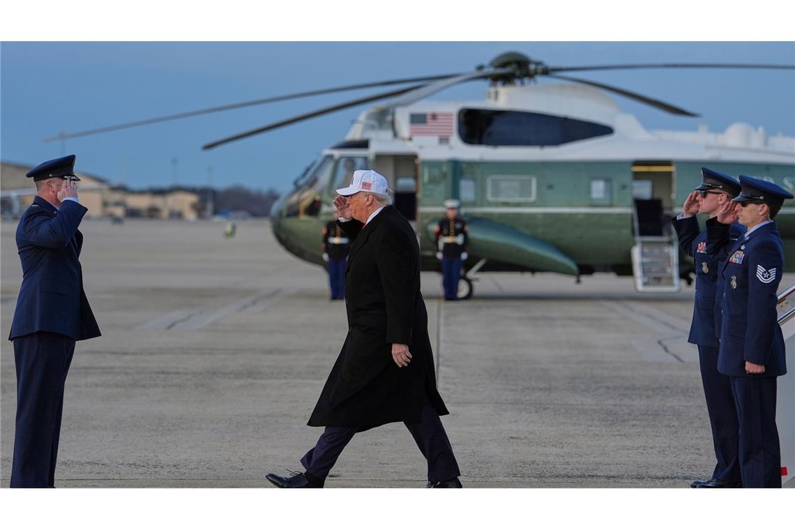 US-Präsident Donald Trump (M) kommt auf der Joint Base Andrews an.