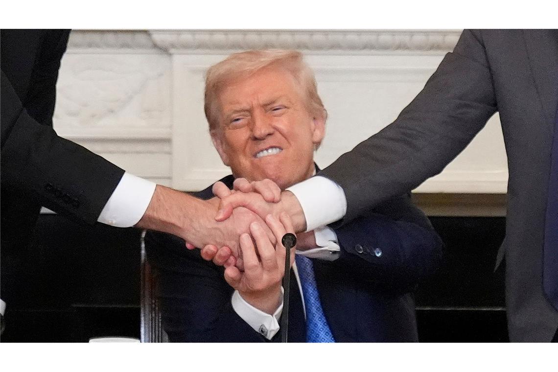 US-Präsident Donald Trump (M) schüttelt die Hände von Armeniens Ministerpräsident Paschinjan (r) und Aserbaidschans Präsident Aliyev während einer trilateralen Unterzeichnungszeremonie im State Dining Room des Weißen Hauses.