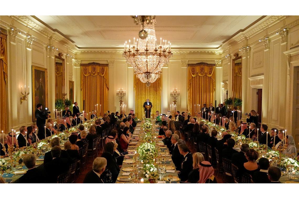 US-Präsident Donald Trump (M) spricht während eines Abendessens.