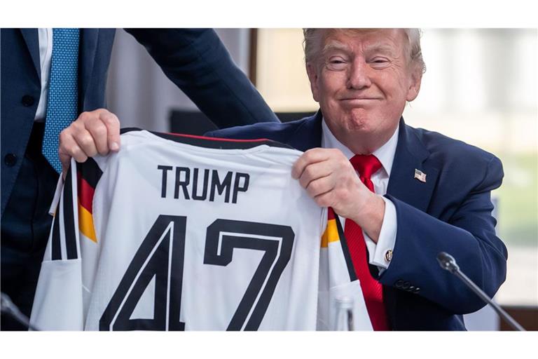 US-Präsident Donald Trump mit dem DFB-Trikot.