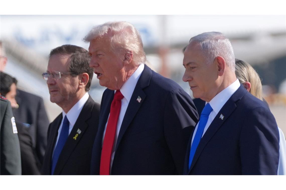US-Präsident Donald Trump mit Israels Präsident Isaac Herzog (links), und Israels Premierminister Benjamin Netanjahu am internationalen Flughafen Ben Gurion in der Nähe von Tel Aviv.