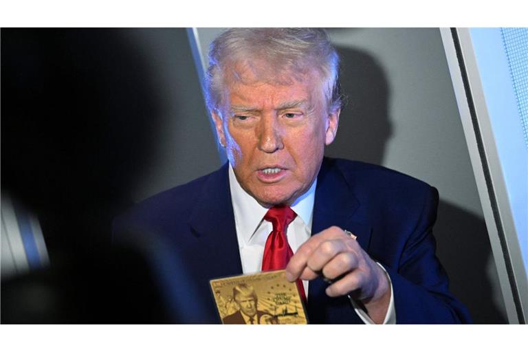 US-Präsident Donald Trump präsentiert die „Trump Card“.