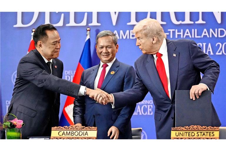 US-Präsident Donald Trump (r), der thailändische Premierminister Anutin Charnvirakul (l) und der kambodschanische Premierminister Hun Manet. (Archvivbild)