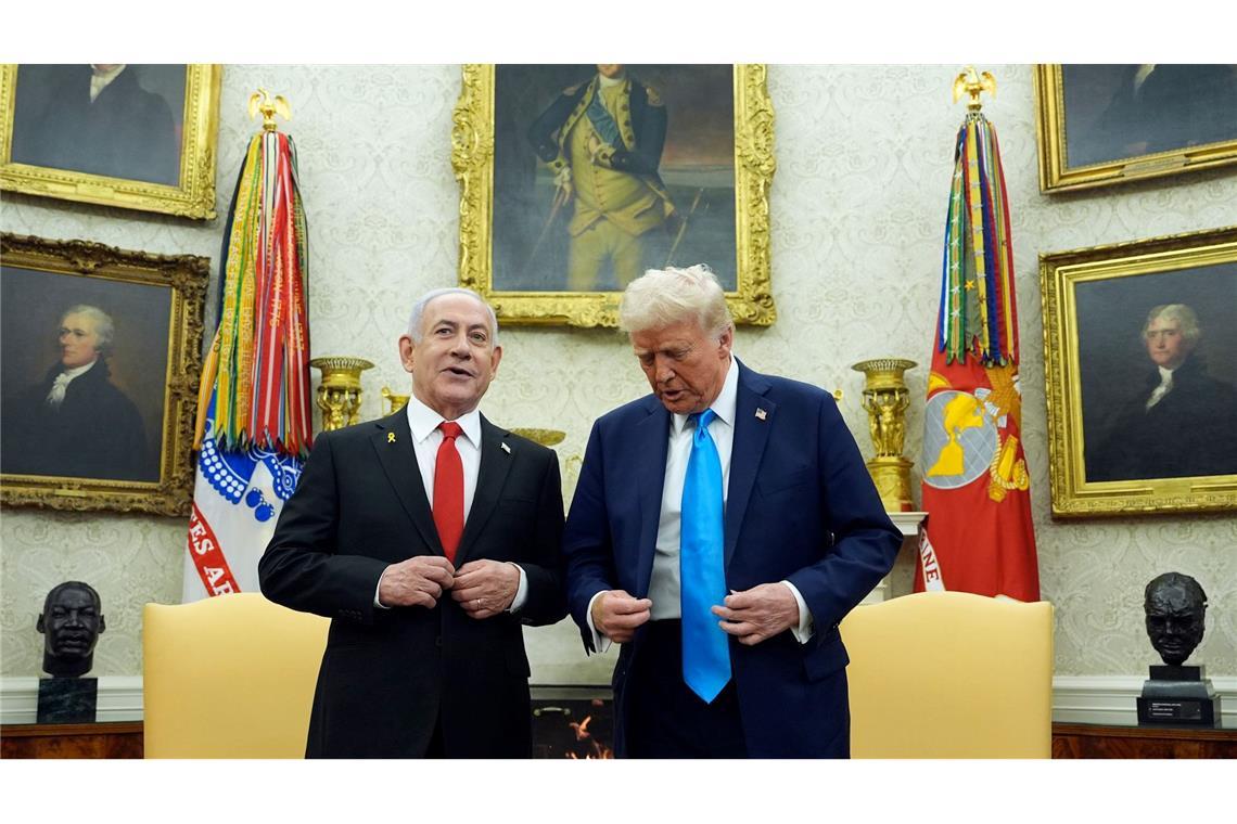 Bilder des Tages US-Präsident Donald Trump (r) empfängt Israels Ministerpräsidenten Benjamin Netanjahu zu einem Gespräch im Oval Office des Weißen Hauses.