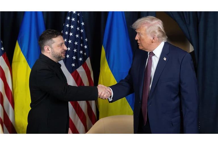 US-Präsident Donald Trump (r) schüttelt dem ukrainischen Präsidenten Wolodymyr Selenskyj vor Beginn eines bilateralen Treffens am Rande des jährlichen Weltwirtschaftsforums (WEF), die Hand.