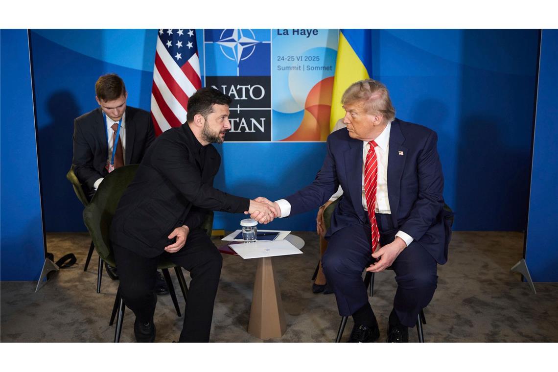 Bilder des Tages US-Präsident Donald Trump (r) schüttelt die Hand des ukrainischen Präsidenten Wolodymyr Selenskyj während ihres Treffens am Rande des NATO-Gipfels.