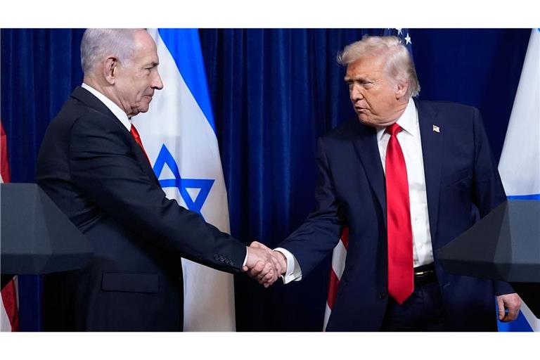 US-Präsident Donald Trump (r.) spricht eine Wahlempfehlung für den israelischen Ministerpräsidenten Benjamin Netanjahu (l.) aus. (Archivbild)