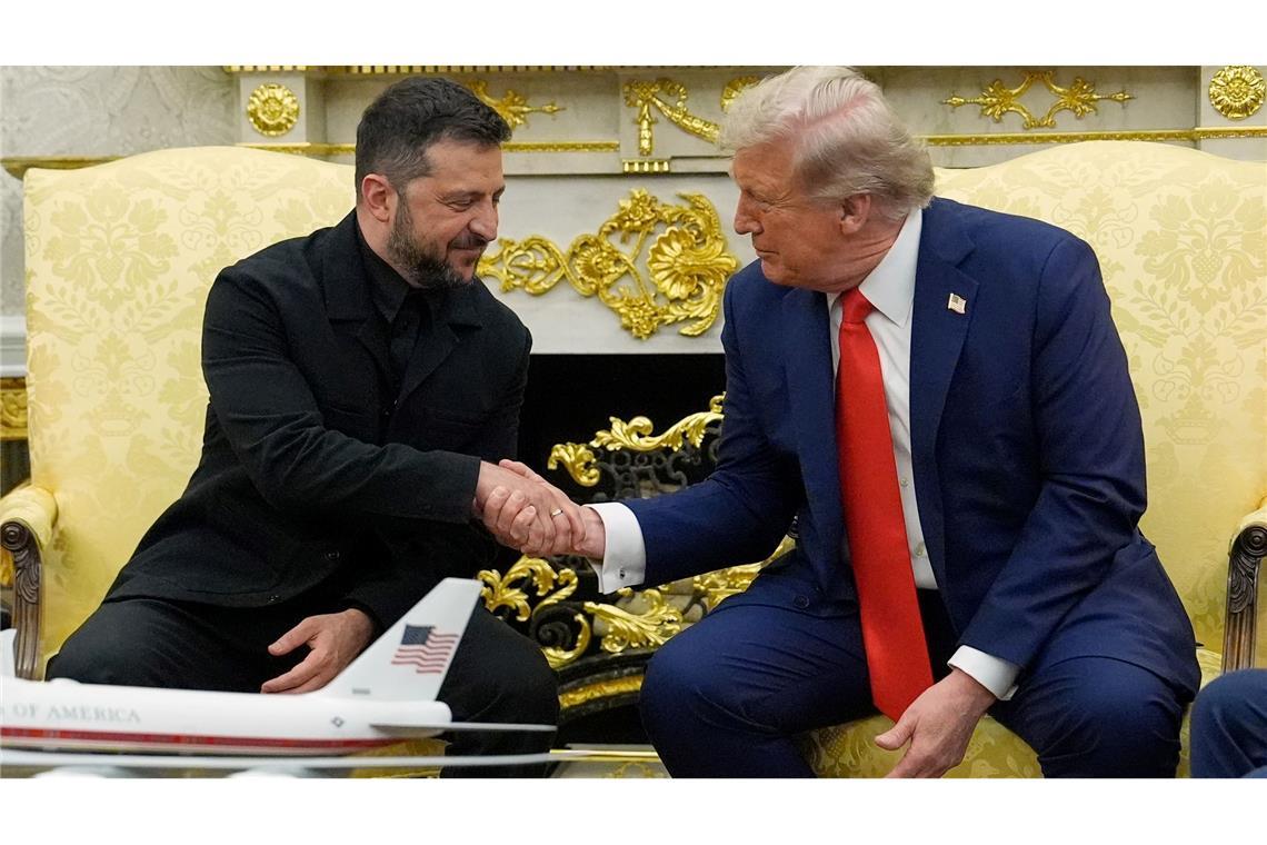 Bilder des Tages US-Präsident Donald Trump (r) trifft sich mit Wolodymyr Selenskyj, Präsident der Ukraine, im Oval Office im Weißen Haus.