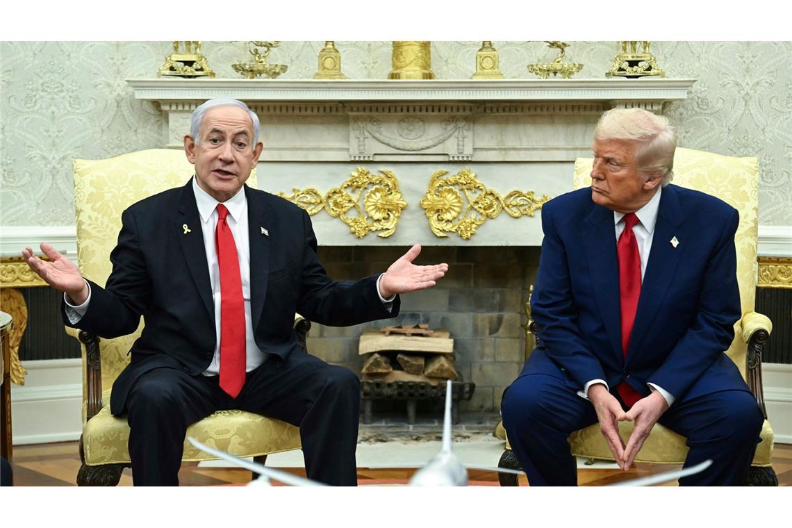 Bilder des Tages US-Präsident Donald Trump (r) und Israels Ministerpräsident Benjamin Netanjahu treffen sich im Oval Office des Weißen Hauses.