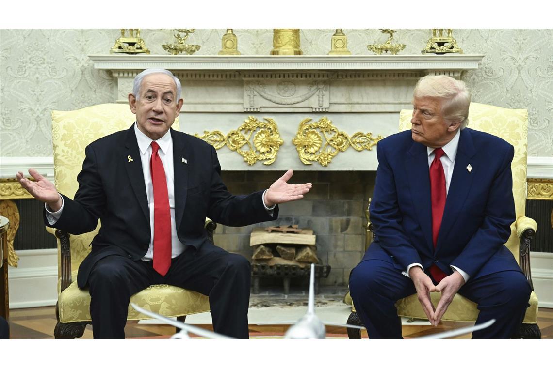 Donald Trump lehnt israelischen Angriffsplan auf iranische Atomanlagen ab US-Präsident Donald Trump (r) und Israels Ministerpräsident Netanjahu im Oval Office: Der US-Präsident hat einem Medienbericht zufolge Israel die Unterstützung für einen Angriff auf Atomanlagen im Iran verweigert (Archivfoto).
