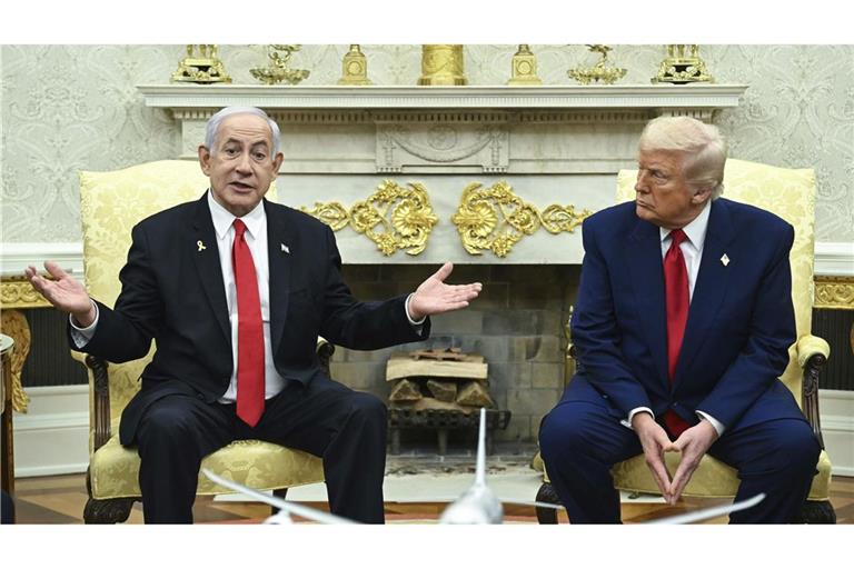 US-Präsident Donald Trump (r) und Israels Ministerpräsident Netanjahu im Oval Office: Der US-Präsident hat einem Medienbericht zufolge Israel die Unterstützung für einen Angriff auf Atomanlagen im Iran verweigert (Archivfoto).