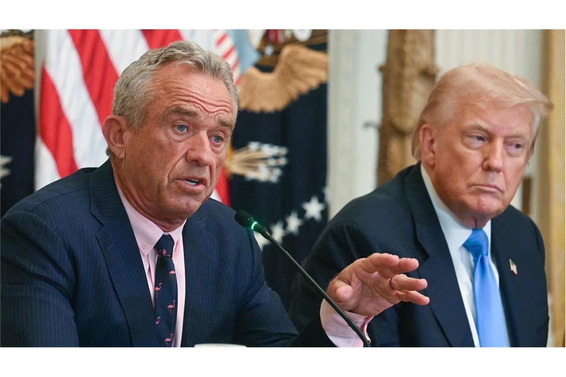 US-Präsident Donald Trump (re.) und sein Gesundheitsminister Robert F. Kennedy führen einen Feldzug gegen die unabhängige Wissenschaft und Forschung der USA.