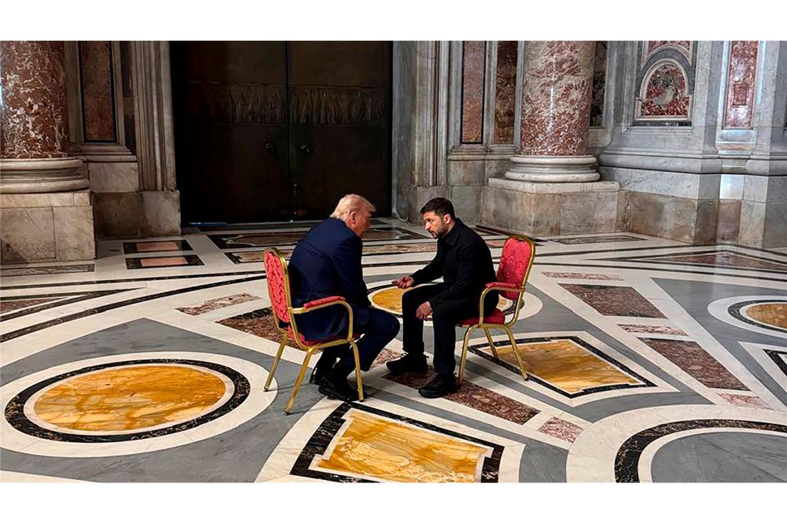 Nach Abschied von Papst Franziskus: Konklave rückt in Fokus US-Präsident Donald Trump (rechts) und der ukrainische Präsident Wolodymyr Selenskyj sprechen im Petersdom. (Archivbild)