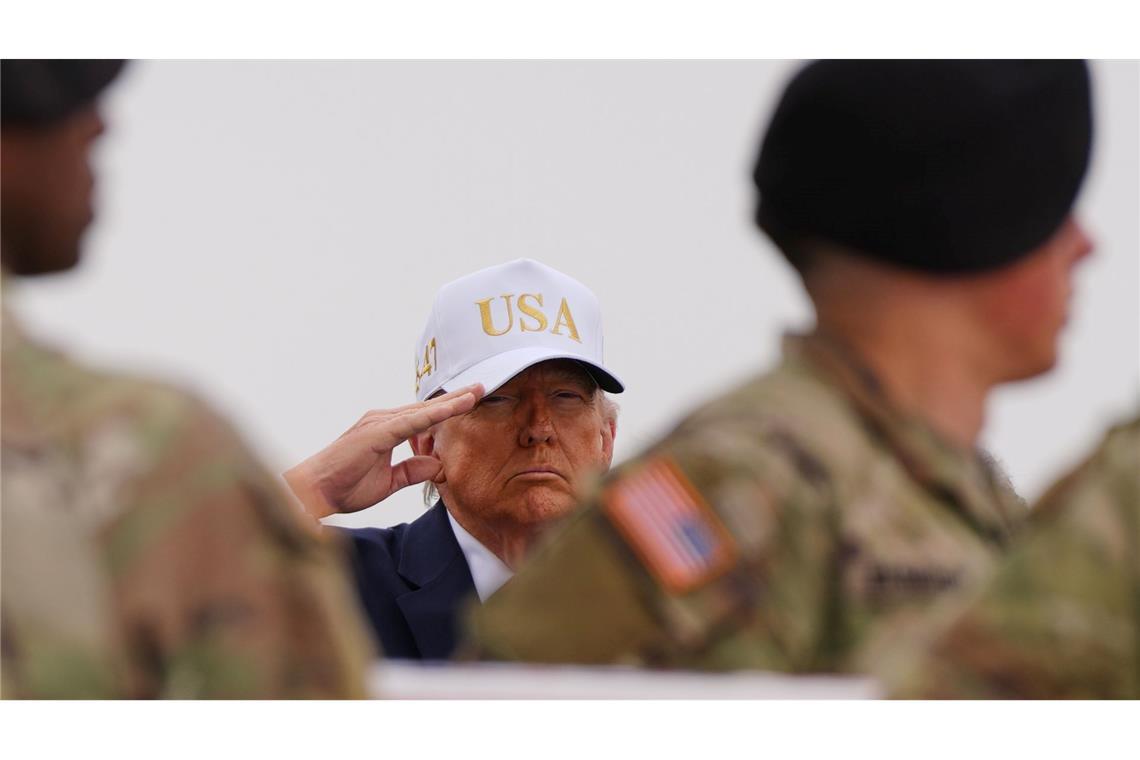 US-Präsident Donald Trump salutiert hinter einer mit der US-Flagge bedeckte Transportkiste mit den sterblichen Überresten eines US-Soldaten, der bei einem iranischen Drohnenangriff auf eine Kommandozentrale in Kuwait getötet wurde.