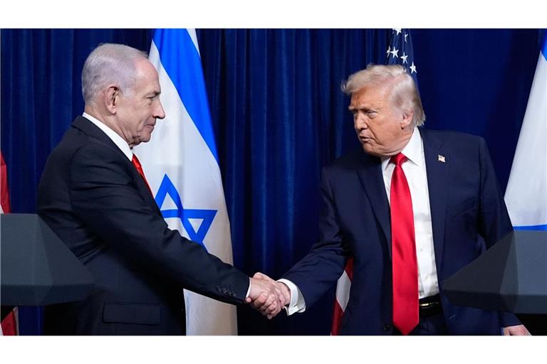 US-Präsident Donald Trump schüttelt dem israelischen Ministerpräsident Benjamin Netanjahu am Ende einer Pressekonferenz die Hand (Archivbild).