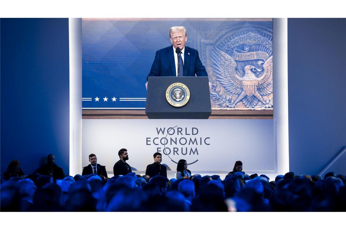 Trump gibt Selenskyj Mitschuld am Ukraine-Krieg US-Präsident Donald Trump sieht in niedrigeren Ölpreisen einen Weg, den russischen Angriffskrieg gegen die Ukraine zu beenden. (Archivbild)