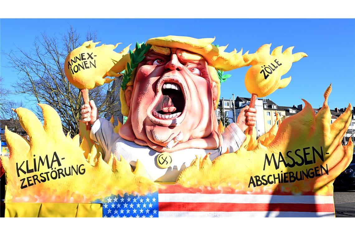 Karnevalszüge: Weidel mit Hakenkreuz und Trump unten ohne US-Präsident Donald Trump sind allein im Düsseldorfer Rosenmontagszug drei Wagen gewidmet.