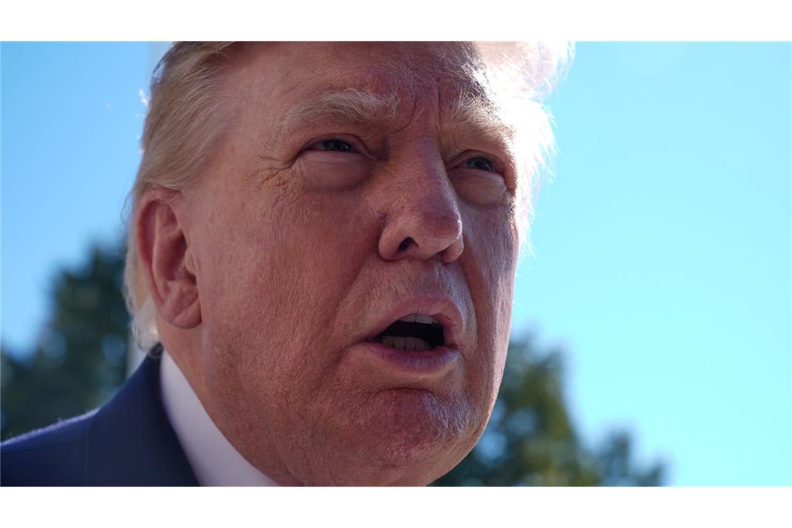 US-Präsident Donald Trump spricht auf dem South Lawn des Weißen Hauses mit Reportern, bevor er an Bord von "Marine One" geht. (zu dpa: «Trump warnt Huthi-Miliz: «Ich werde niemals vergessen»»)