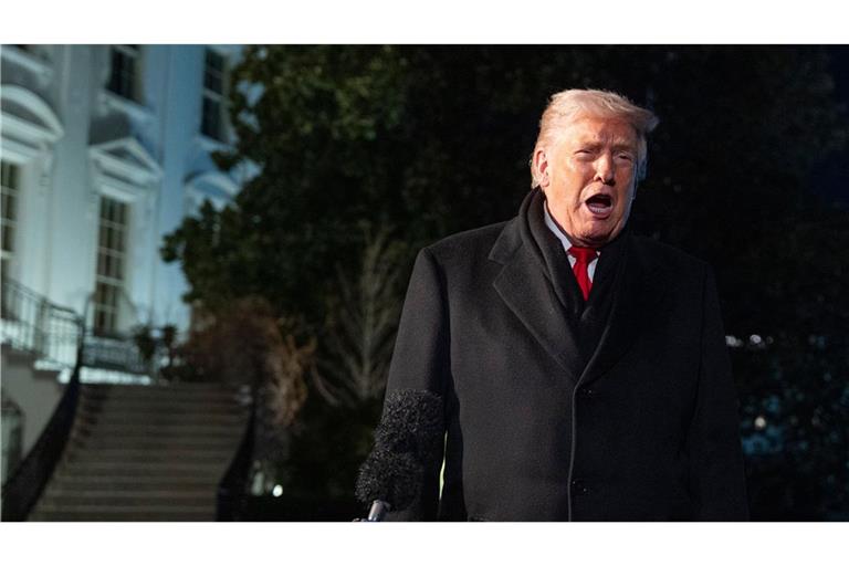 US-Präsident Donald Trump spricht, bevor er mit Marine One vom South Lawn des Weißen Hauses abfliegt.