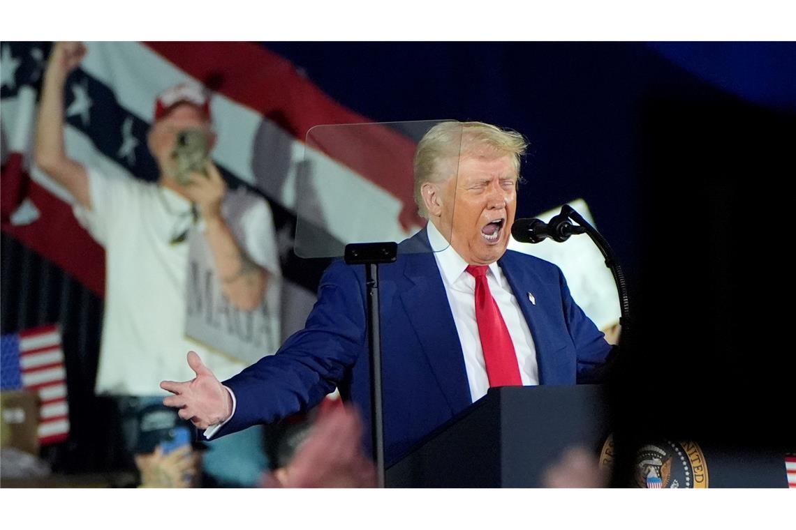 US-Präsident Donald Trump spricht im Macomb County Community College Sports Expo Center über seine ersten 100 Tage im Amt.