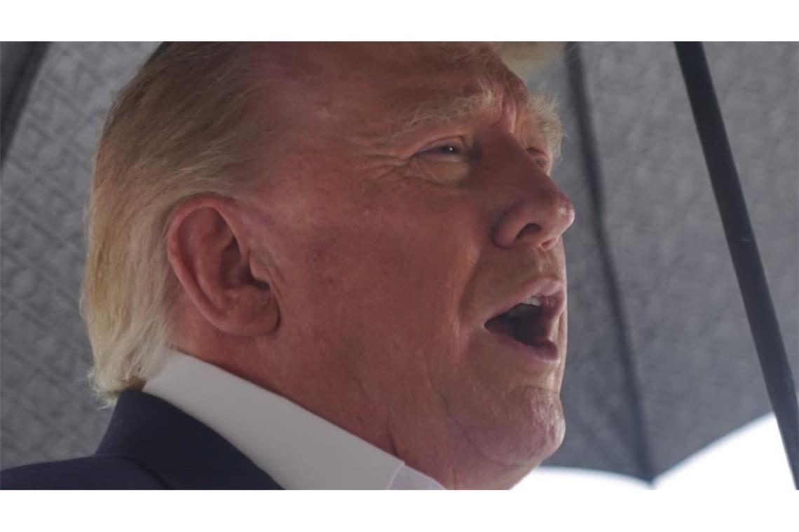 US-Präsident Donald Trump spricht in Washington auf dem Südrasen des Weißen Hauses mit Reportern, bevor er an Bord von „Marine One“ geht.