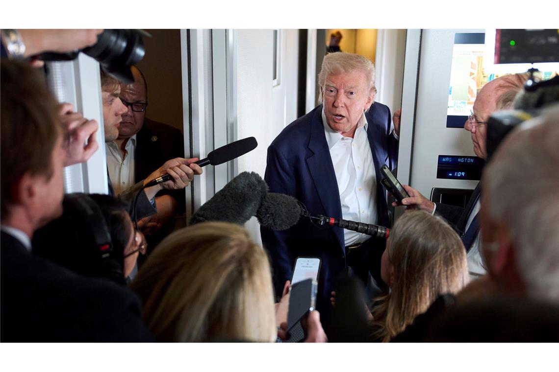 Bilder des Tages US-Präsident Donald Trump spricht mit Reportern in der Air Force One, während er zur Beerdigung von Papst Franziskus reist.