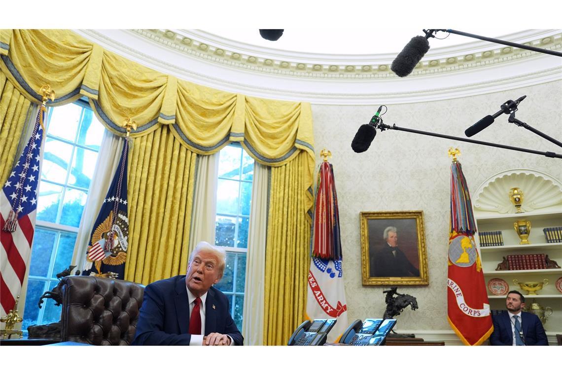 Bilder des Tages US-Präsident Donald Trump spricht mit Reportern, während er im Oval Office des Weißen Hauses Anordnungen unterzeichnet.