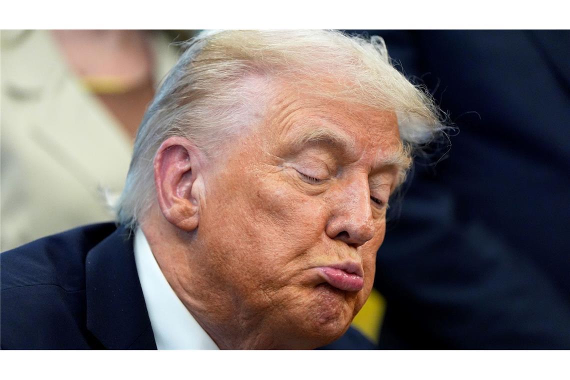 US-Präsident Donald Trump spricht nach dem Verlesen eines Memorandums mit dem Titel "Wiederherstellung von Recht und Ordnung in Memphis" im Oval Office des Weißen Hauses.