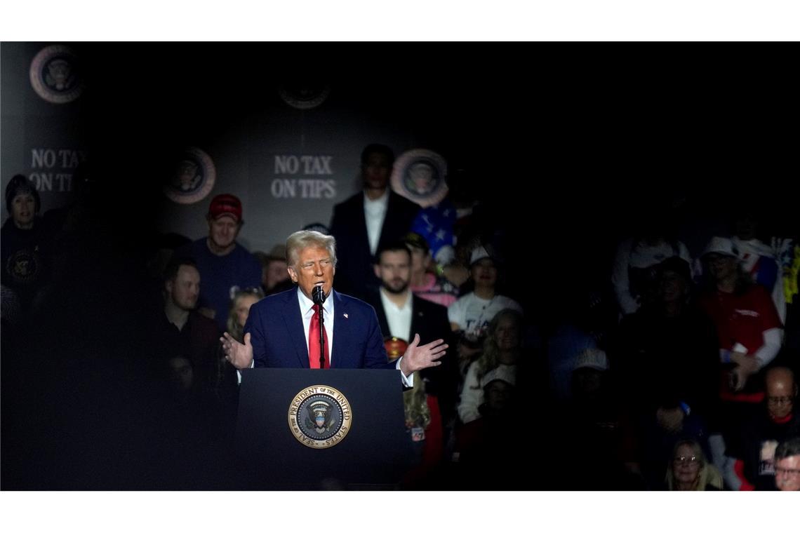 Bilder des Tages US-Präsident Donald Trump spricht über die Wirtschaft während einer Veranstaltung im Circa Resort und Casino in Las Vegas.