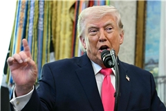 US-Präsident Donald Trump spricht während der Vereidigung von US-Heimatschutzminister Mullin im Oval Office des Weißen Hauses.