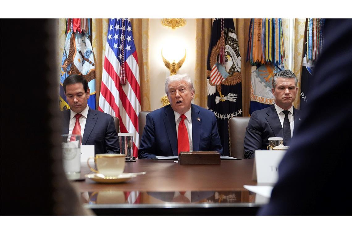 Bilder des Tages US-Präsident Donald Trump spricht während einer Kabinettssitzung im Weißen Haus, während Außenminister Marco Rubio (l) und Verteidigungsminister Pete Hegseth (r) zusehen.