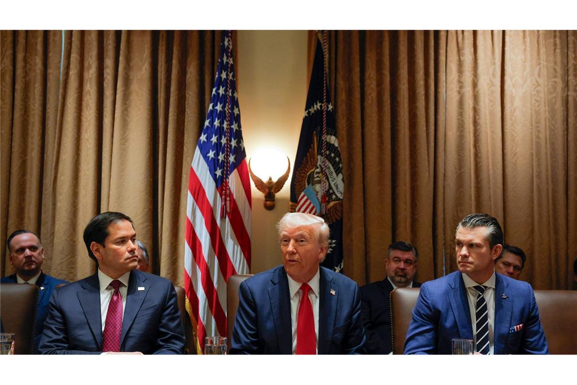 Bilder des Tages US-Präsident Donald Trump spricht während seiner erste Kabinettssitzung nach seiner Wiederwah.