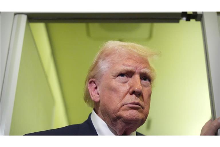 US-Präsident Donald Trump spricht zu Reportern an Bord der Air Force One auf dem Weg von West Palm Beach zur Joint Base Andrews. (Archivbild)