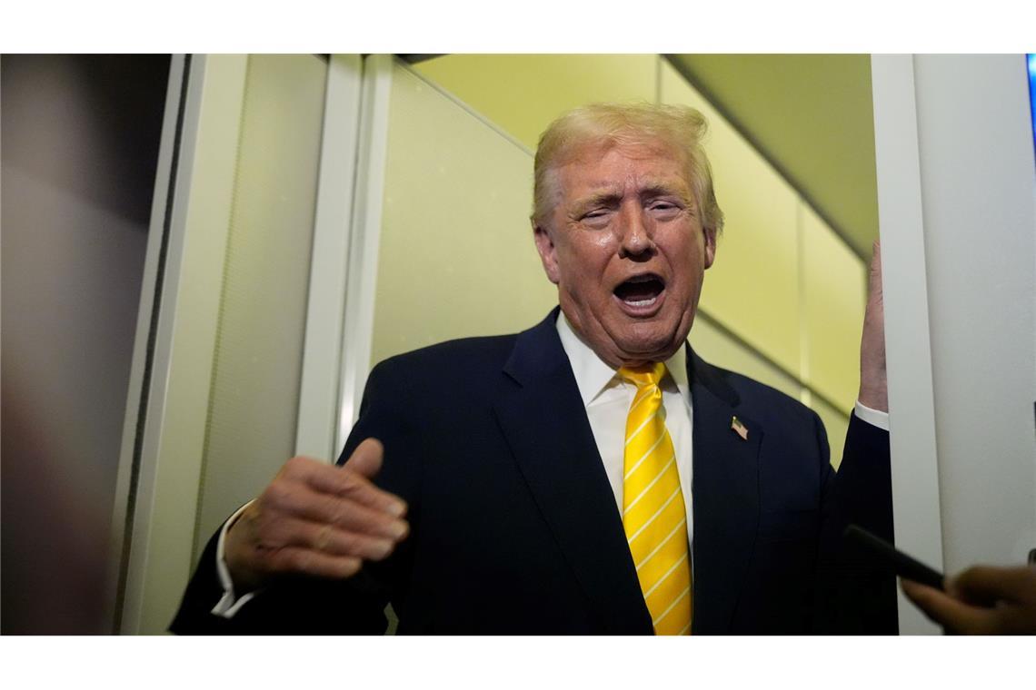 US-Präsident Donald Trump spricht zu Reportern in der Air Force One auf dem Weg zu seinem Anwesen Mar-a-Lago.